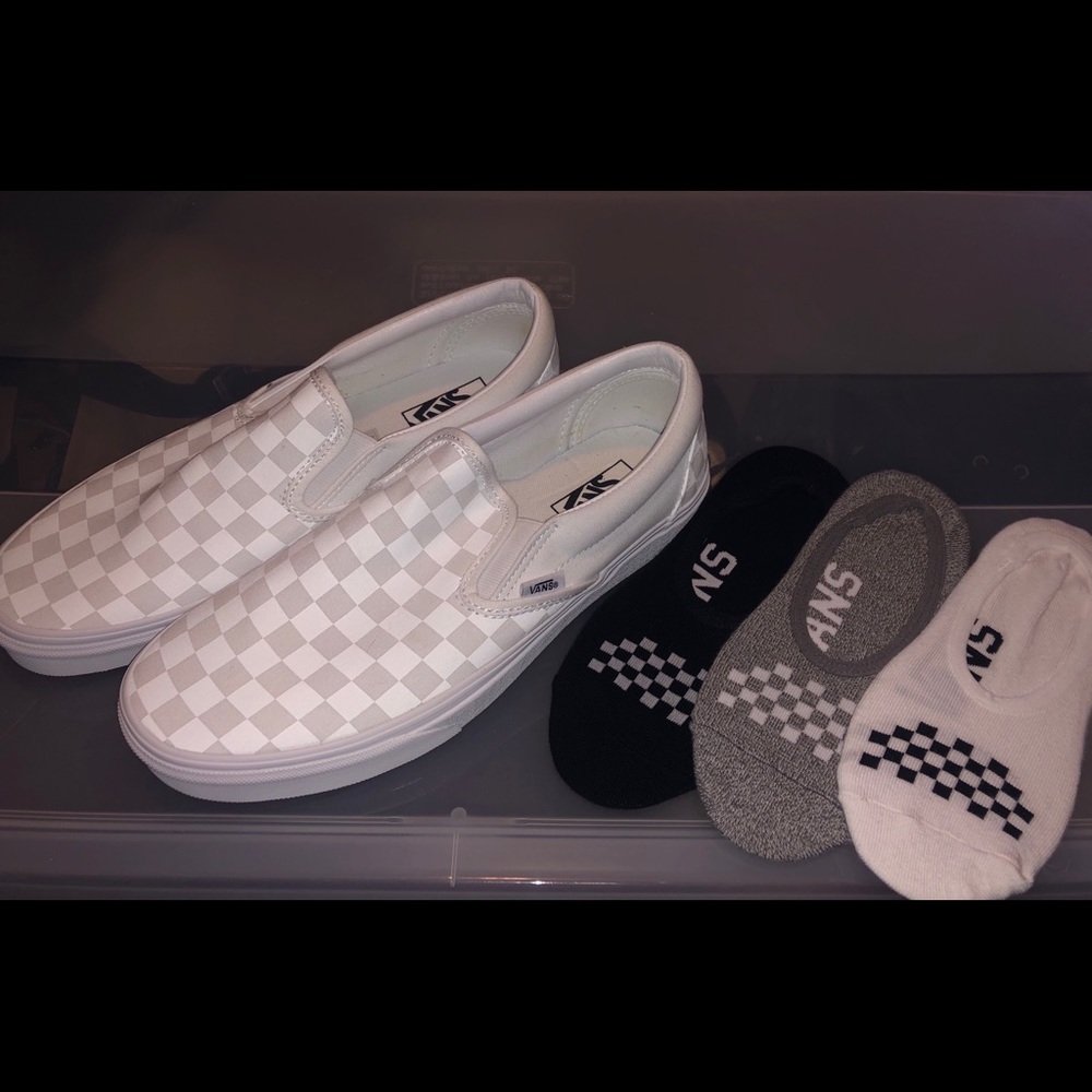 NWOB CHECKERED VANS WOMENS SZ 11/MEN SZ 9.5 W/ SOX